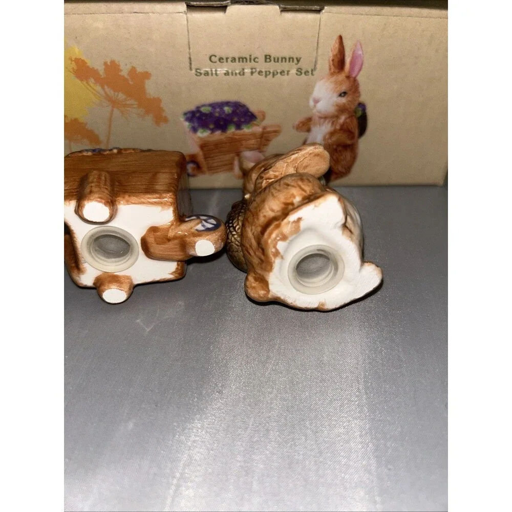 Easter Treasures Cracker Barrel 2pc Salt And Pepper